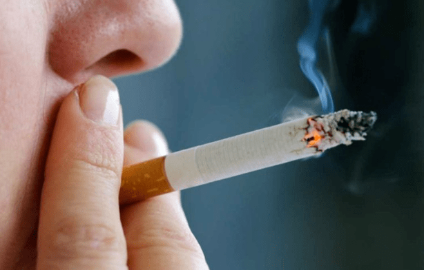 Vous devez être capable de tenir une cigarette correctement